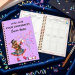Personlig tecknad Graduate Girl 2026-2028 Planner Spiral A5 Anteckningsbok med år och namn Graduation Födelsedagspresent för akademiker