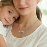 Personalisierte Herzanhänger-Halskette mit 1–12 eingravierten Namen | Familienschmuck | Muttertag Geburtstag Jahrestag Geschenk für Frauen Mama Oma