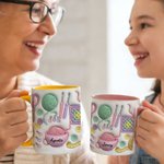 Personlig keramisk mugg med garn och virknålar med underlägg och namn morsdagspresent till mamma och mormor som älskar att sticka