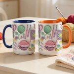 Personlig keramisk mugg med garn och virknålar med underlägg och namn morsdagspresent till mamma och mormor som älskar att sticka