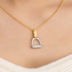 Personalisierte Steigbügel-Halskette mit Namen- und Text-Gravur | Siegel-Funktion | Reitsport-Schmuck | Jahrestag Geburtstag Geschenk für Reiterinnen