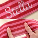 Toallero de rayas personalizado con texto bordado y cinta elástica extensible para silla de piscina Regalo de vacaciones para viajeros
