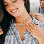 Collier d'anneau personnalisé avec 1-6 pierres de naissance et texte gravé - Cadeau d'anniversaire et de fête des mères pour les femmes