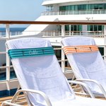 Toallero de rayas personalizado con texto bordado y cinta elástica extensible para silla de piscina Regalo de vacaciones para viajeros