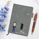Planificador A5 personalizado de cuero PU con nombre bolsillo de almacenamiento y personaje de dibujos animados regalo de cumpleaños para oficinistas