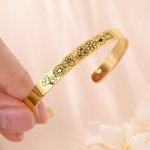 Bracelet manchette réglable avec message gravé 1-15 fleurs de naissance, personnalisé et multicolore, à porter au quotidien Cadeau de fête des mères pour la famille et les amis