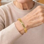 Bracelet manchette réglable avec message gravé 1-15 fleurs de naissance, personnalisé et multicolore, à porter au quotidien Cadeau de fête des mères pour la famille et les amis