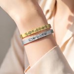 Bracelet manchette réglable avec message gravé 1-15 fleurs de naissance, personnalisé et multicolore, à porter au quotidien Cadeau de fête des mères pour la famille et les amis