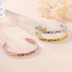 Bracelet manchette réglable avec message gravé 1-15 fleurs de naissance, personnalisé et multicolore, à porter au quotidien Cadeau de fête des mères pour la famille et les amis
