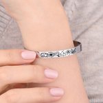 Bracelet manchette réglable avec message gravé 1-15 fleurs de naissance, personnalisé et multicolore, à porter au quotidien Cadeau de fête des mères pour la famille et les amis