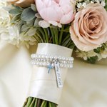 Henkilökohtainen Pearl Rhinestone Cross Bouquet Charm teksti Anniversary Bridal Shower häät lahja morsian