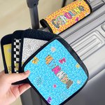 Personalizzato Retro Graffiti Checkerboard Polka Dots Maniglia del bagaglio con nome Set di 2 accessori da viaggio Regalo di compleanno per amici e famiglia