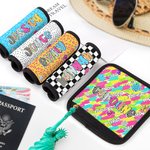 Personalizzato Retro Graffiti Checkerboard Polka Dots Maniglia del bagaglio con nome Set di 2 accessori da viaggio Regalo di compleanno per amici e famiglia