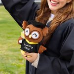 Gepersonaliseerde schattige uil-knuffel met afstudeerhoed en toga tekst en jaartal afstudeercadeau voor afgestudeerden klasgenoten