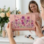 Henkilökohtainen Syntymä Kukka Perhonen PU Nahka Makeup Bag nimi Travel Essentials Häät Party Syntymäpäivä lahja naisille