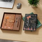 Cuaderno de cuero de PU A5 personalizado con título y nombre Flor de nacimiento de cristal Versículos de la Biblia Cumpleaños de uso diario Regalo cristiano para los ratones de biblioteca de la famili