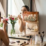 Henkilökohtainen Syntymä Kukka Perhonen PU Nahka Makeup Bag nimi Travel Essentials Häät Party Syntymäpäivä lahja naisille