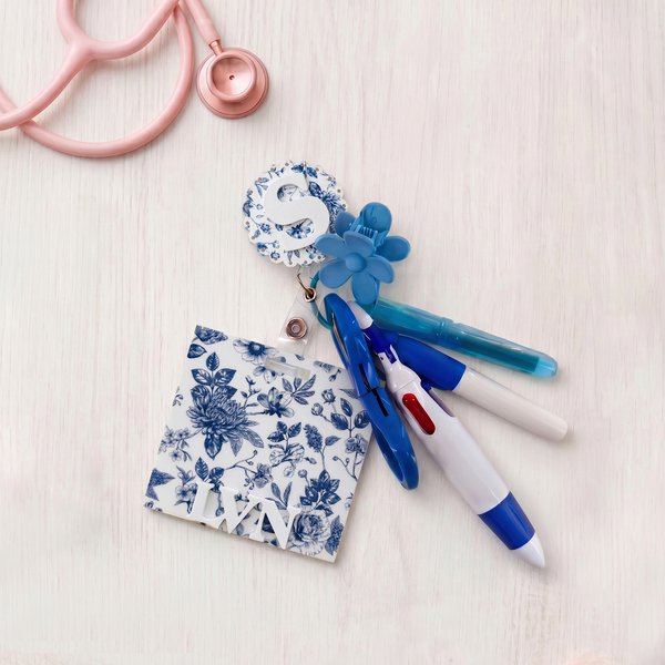 Portabadge personalizzato in cineseria floreale con iniziale e distintivo Amico Regalo di apprezzamento per il compleanno dell'infermiere medico