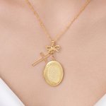 Collana con medaglione personalizzato con foto della Vergine Maria e fiocco Gioielli squisiti Regalo di battesimo e compleanno per donne cristiane