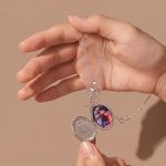Collana con medaglione personalizzato con foto della Vergine Maria e fiocco Gioielli squisiti Regalo di battesimo e compleanno per donne cristiane